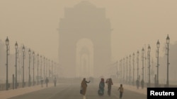 Gerbang India saat langit diselimuti kabut asap setelah kualitas udara Delhi memburuk akibat polusi udara, di New Delhi, India, 19 November 2024. (Foto: Reuters)