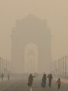 Gerbang India saat langit diselimuti kabut asap setelah kualitas udara Delhi memburuk akibat polusi udara, di New Delhi, India, 19 November 2024. (Foto: Reuters)
