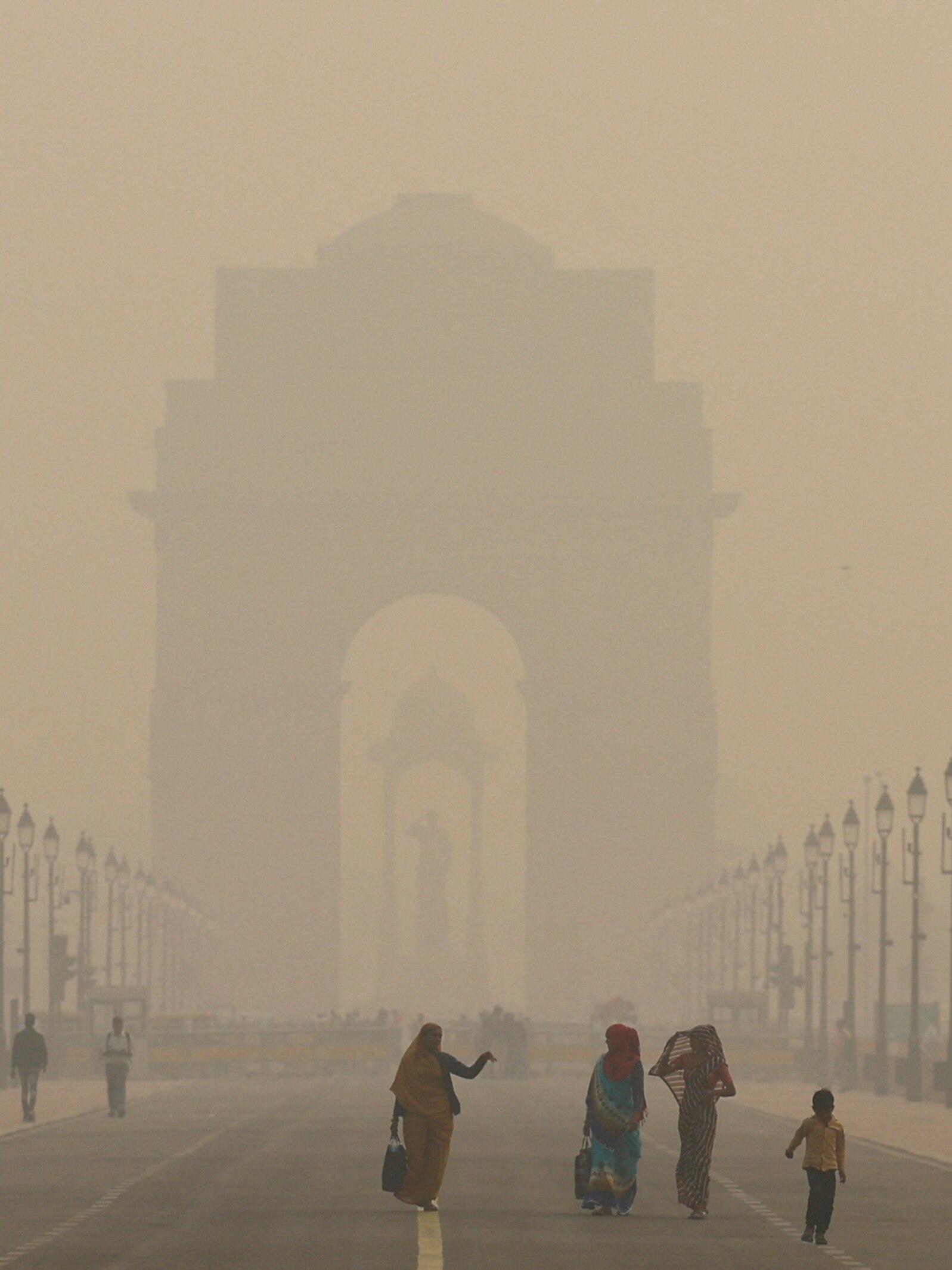 Gerbang India saat langit diselimuti kabut asap setelah kualitas udara Delhi memburuk akibat polusi udara, di New Delhi, India, 19 November 2024. (Foto: Reuters)