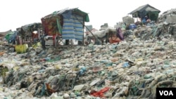 Shelters are seen amid mounds of trash at Dangkor Landfill, in Phnom Penh, Cambodia, Dec. 31, 2019. (Tum Malis/VOA Khmer)