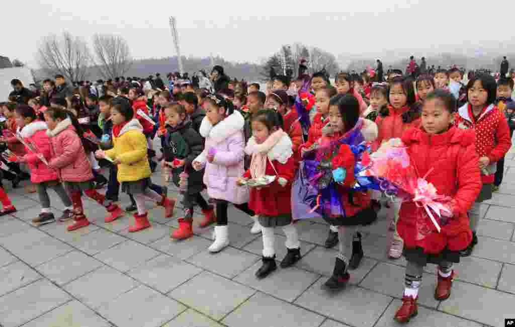 북한 김정일 국방위원장의 75돌 생일(광명성절)을 맞은 16일, 어린이들이 만수대 언덕 김일성, 김정일 동상에 꽃을 바치고 있다.