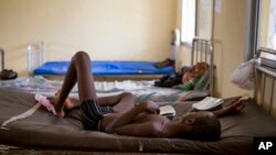 Seorang anak yang terkena virus Ebola dirawat di klinik di Makeni, Sierra Leone. (AP/Tanya Bindra)