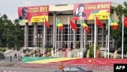 Les affiches du président congolais Denis Sassou Nguesso et du nouveau président chinois Xi Jinping au Palais des Congrès après une réunion, à Brazzaville, le 29 mars 2013.