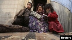 Wani iyali masu gudun hijira a sansaninsu dake Kabul December 12, 2012. REUTERS/Omar Sobha