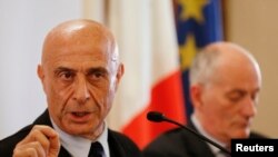 Waziri wa mambo ya ndani wa Italy, Marco Minniti (kushoto) na mkuu wa Polisi Franco Gabrielli wakiongea na waandishi wa habari mjini Rome.