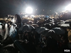 數以千計學生及市民冒雨參加香港中文大學百萬大道舉行的「黃色聖誕音樂串流」 音樂會