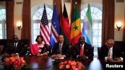 (de g. à dr.) Les présidents Macky Sall du Sénégal, Joyce Banda du Malawi, Barack Obama, Ernest Bai Koroma de la Sierra Léone et le Premier ministre du Cap-Vert José Neves