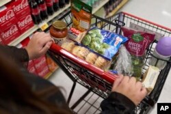 미국 저소득층 식료품 구매 지원 프로그램 수혜자가 캘리포니아주 벨플라워 시내 마트에서 장을 보고 있다. (자료사진)