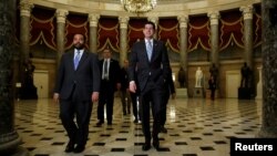 Ketua DPR AS Paul Ryan (kanan depan) memasuki gedung Capitol sebelum perdebatan mengenai anggaran pemerintah federal (foto: dok).