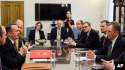 Menteri Perdagangan Inggris Liam Fox (kiri) dan delegasi Inggris bertemu pejabat perdagangan AS dari U.S. Trade Representative Robert Lighthizer dalam pertemuan di Washington DC, Senin (24/7). 