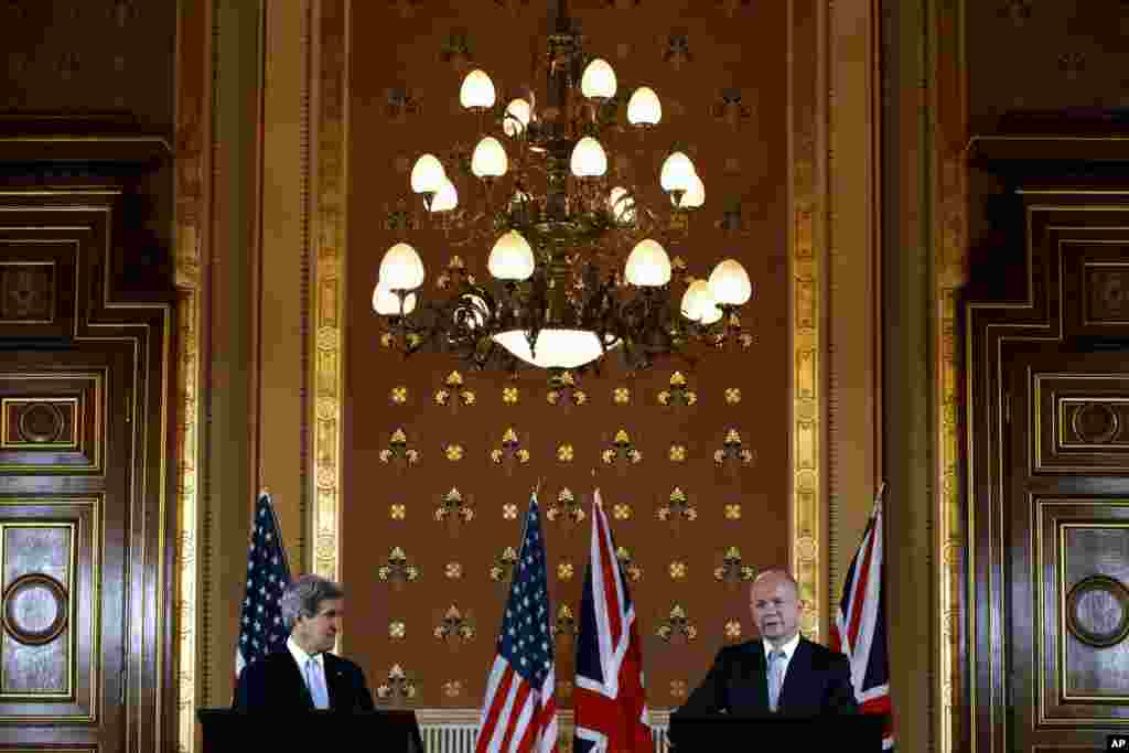 ABŞ d&ouml;vlət katibi Con Kerri Britaniya xarici işlər naziri Vilyam Heyqlə birgə mətbuat konfransında. London. 25 fevral, 2013.