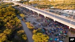 Migranti u improvizovanom kampu kod reke Rio Grande u Teksasu, 23. septembra 2021.