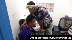 Một ngư dân Việt Nam được khám sức khỏe trước khi được hồi hương, Pohnpei, Liên bang Micronesia. (IOM Micronesia)
