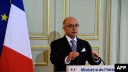 베르나르 카즈뇌브 프랑스 내무장관이 21일 테러 용의자 체포에 관한 기자회견을 하고 있다.