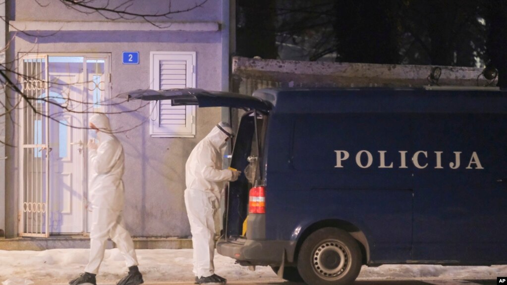Hetuesit në vendin e krimit në Cetinjë të Malit të Zi, më 1 janar, 2024. Dymbëdhjetë persona, përfshirë dy fëmijë, u vranë në një sulm pas shpërthimit të një përleshjeje në një bar. 