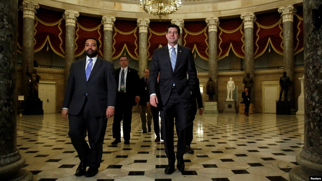 Ketua DPR AS Paul Ryan (kanan depan) memasuki gedung Capitol sebelum perdebatan mengenai anggaran pemerintah federal (foto: dok).