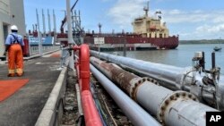 Kapal tanker Celsius Riga siap mengangkut minyak di terminal minyak Kipevu, Mombasa, Kenya.