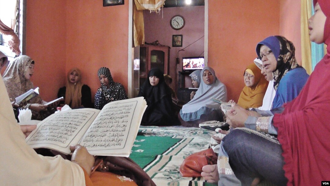 Keluarga Rinaldi di Kabupaten Poso, Sulawesi Tengah mengadakan doa bagi keselamatan 10 WNI yang disandera Kelompok Abu Sayyaf di Filipina selatan, Kamis 7/4 (VOA/Yoanes).