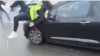 Isečak iz video snimka na kojem se vidi kako automobil udara devojku na protestu (FoNet)