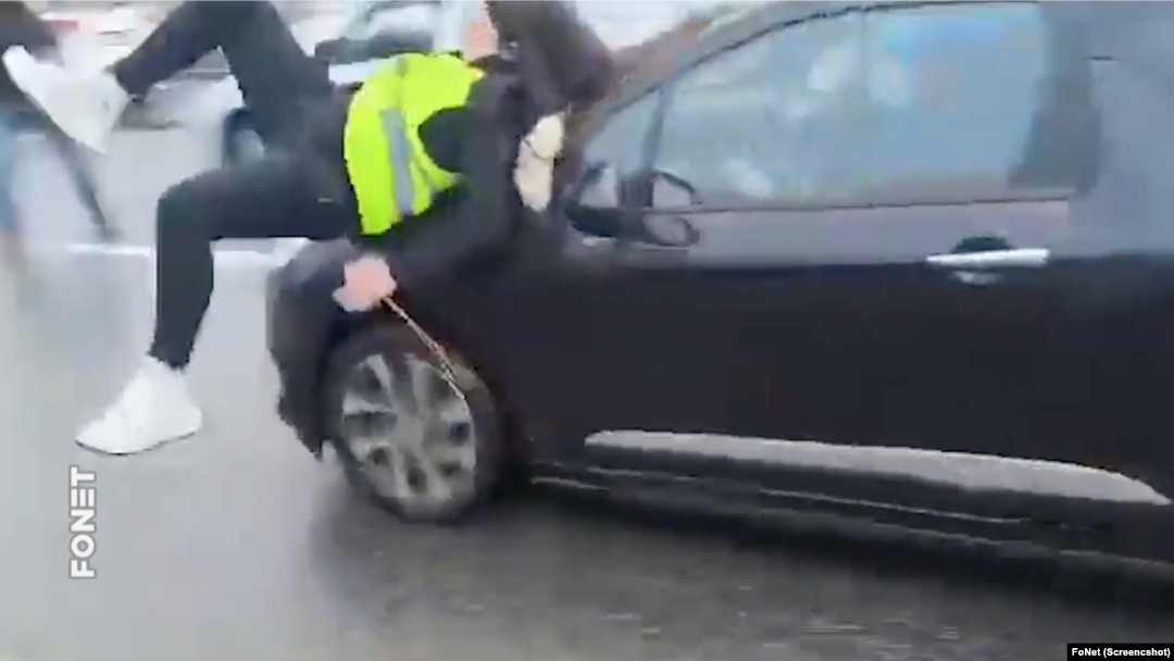 Isečak iz video snimka na kojem se vidi kako automobil udara devojku na protestu (FoNet)