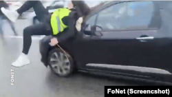 Isečak iz video snimka na kojem se vidi kako automobil udara devojku na protestu (FoNet)