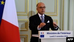 El ministro del interior francés, Bernard Cazeneuve, ofreció los detalles de las redadas en conferencia de prensa.