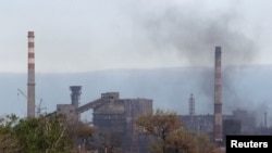 러시아군이 우크라이나 남동부 아조우스탈 제철소에 전면 공격을 시작한 3일 단지 내에서 짙은 연기가 피어오르고 있다.