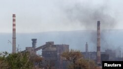 Asap mengepul keluar dari pabrik besi dan baja Azovstal di Mariupol, Ukraina, pada 3 Mei 2022. (Foto: Reuters/Alexander Ermochenko)