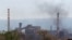 러시아군이 우크라이나 남동부 아조우스탈 제철소에 전면 공격을 시작한 3일 단지 내에서 짙은 연기가 피어오르고 있다.