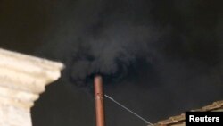 El humo negro indica que el Vaticano sigue sin Papa, el blanco afirmaría que se ha encontrado al próximo Pontífice.