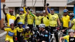 ARCHIVES - un groupe de cyclistes à Nairobi, au Kenya, le 21 juillet 2013.