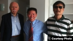 孔傑榮教授（Prof. Cohen)、傅希秋牧師和陳光誠2012年夏在NYU給陳光誠安排的訪問學者宿舍。(photo from China Aid)
