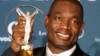  L'ancien basketteur américain Dikembe Mutombo pose avec son prix « Sport for Good » pour son action caritative au Congo.