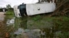 Un ómnibus volcado por un tornado provocado por el huracán Milton en Lakewood Park, en el condado de St. Lucie, Florida, el 10 de octubre de 2024.