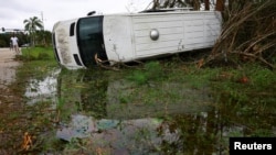 Un ómnibus volcado por un tornado provocado por el huracán Milton en Lakewood Park, en el condado de St. Lucie, Florida, el 10 de octubre de 2024.