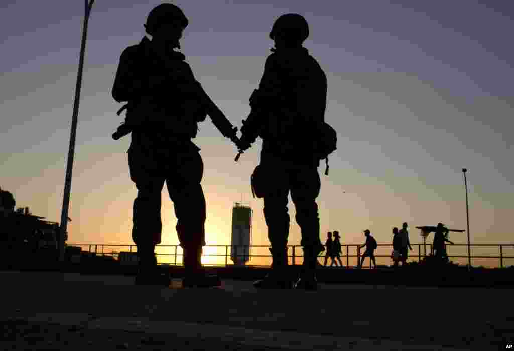 حضور سربازان در ریودوژانیرو برزیل برای کنترل شهر و حفظ امنیت شهروندان از خشونت و درگیری در آن کشور