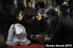 Suku Baduy berdoa di depan seikat padi yang baru dipanen saat upacara di istana Cigugur Pangeran Djati Kesuma dalam upacara panen tahunan tradisional yang dikenal sebagai "Seren Taun" (foto: ilustrasi).