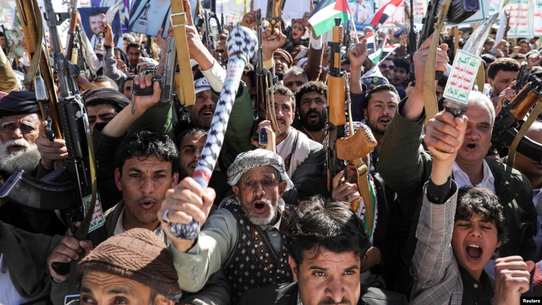 Para pendukung Houthi mengadakan demonstrasi solidaritas dengan warga Palestina di Jalur Gaza, di ibu kota Sanaa, Yaman. 