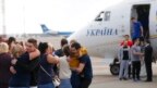 Người nhà của những tù nhân người Ukraine ôm chầm lấy họ khi họ về đến sân bay Boryspil, bên ngoài Kyiv, Ukraine, ngày 7 tháng 9, 2019.