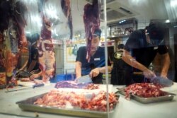 廣東深圳一家餐館的工作人員在切牛肉。（2019年9月6日）