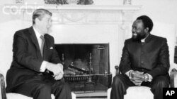 Jonas Savimbi (dir) recebido pelo Presidente americano Ronald Reagan (esq), na Casa Branca, Estados Unidos