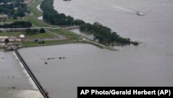 Područje Bonnet Carre Spillway, nadomak New Orleansa, čija je svrha skretanje rijeke Mississippi u slučaju opasnosti od poplava (Foto AP/Gerald Herbert)