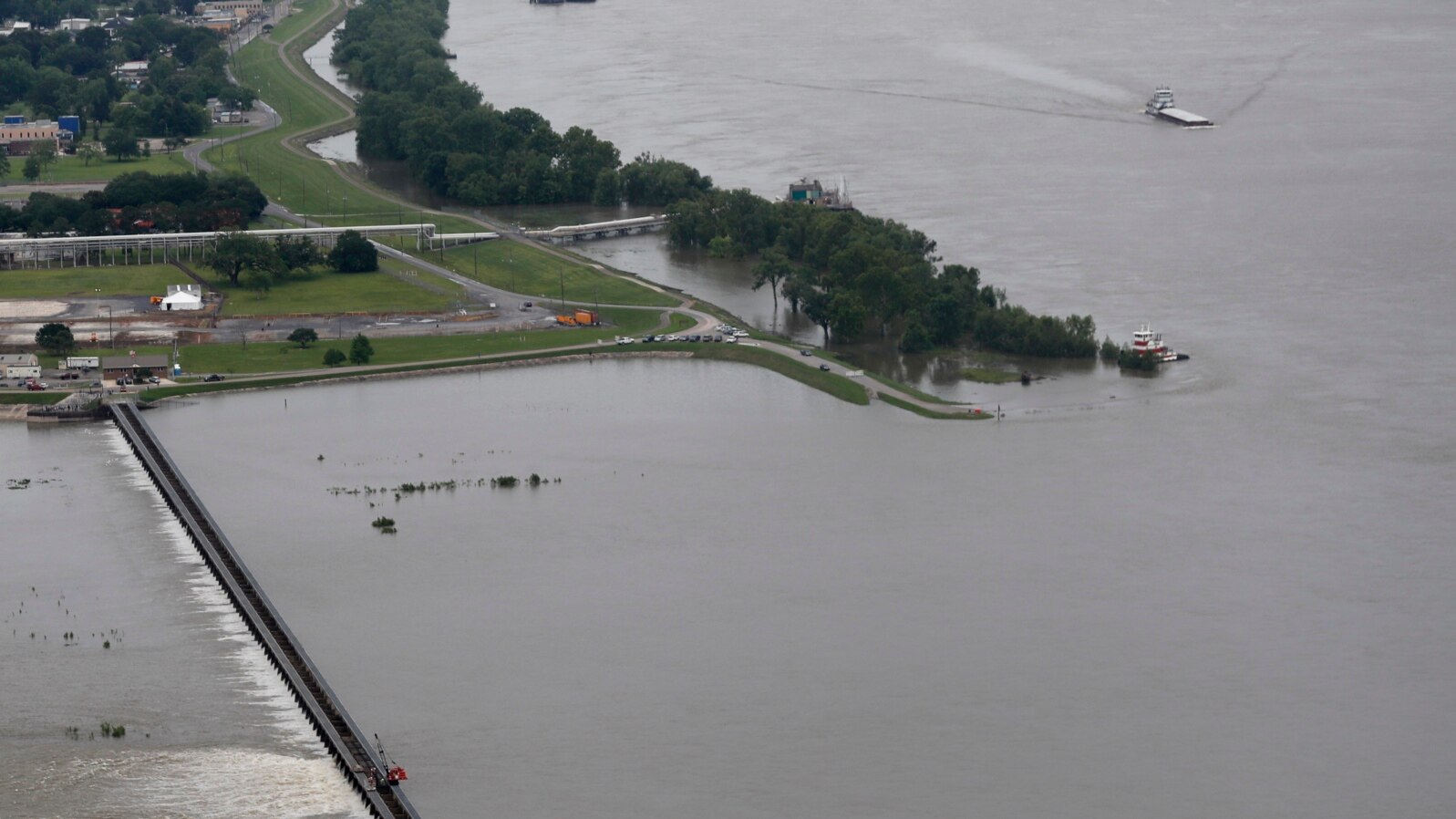 Područje Bonnet Carre Spillway, nadomak Nju Orelansa, čija je svrha skretanje reke Misisipi u slučaju opasnosti od poplava (Foto AP/Gerald Herbert)