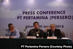 Dari kiri ke kanan: Sekretaris Perusahaan PT Pertamina Syahrial Mukhtar, Direktur Megaproyek Pengolahan dan Petrokimia Ardhy N. Mokobombang, dan Direktur Pengembangan Bisnis dan Manajemen Risikon Gigih Prakoso, berbicara kepada media mengenai proyek Kilang Bontang, Jakarta, 30 Januari 2018. (Courtesy Photo: PT Pertamina)