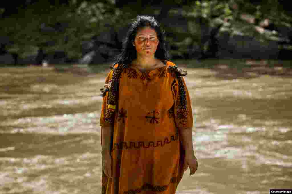 Ruth Buendia pergi meninggalkan kampung halamannya saat masih anak-anak karena perang saudara di Peru. Berhubungan lagi dengan masyarakat di tempat kelahirannya melalui masalah lingkungan, dalam foto ini ia berada di bantaran sungai Ene. (Goldman Environmental Prize)