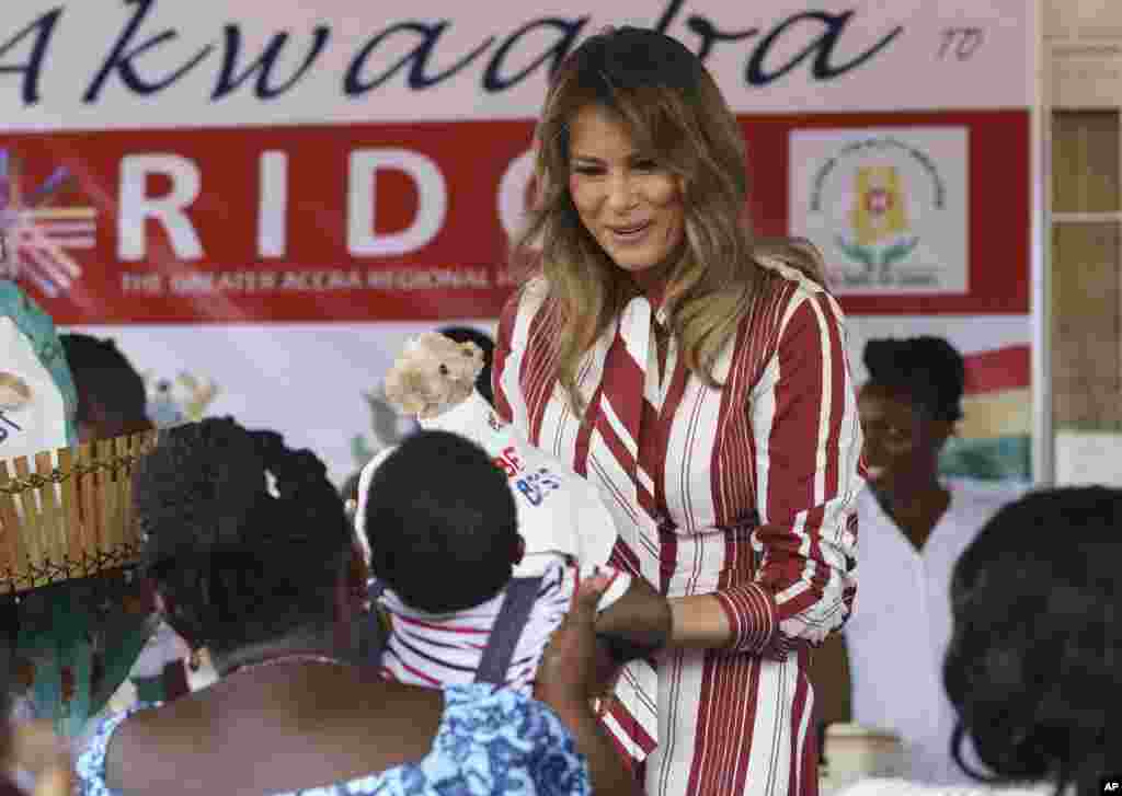 លោក​ជំទាវ⁠&nbsp;Melania Trump&nbsp;ចែក​តុក្កតា​ខ្លាំឃ្មុំ&nbsp;ដែល​មាន​ឃ្លា​សរសេរ​ថា&nbsp;&laquo;Be&nbsp;Best&raquo;&nbsp;ទៅ​ឲ្យ​មាតា&nbsp;និង​ទារក​នៅ​មន្ទីរ​ពេទ្យ&nbsp;Greater Accra Regional⁠&nbsp;Hospital&nbsp;ក្នុង​ក្រុង​អាក្រា&nbsp;ប្រទេស​ហ្គាណា&nbsp;កាល​ពី​ថ្ងៃ​ទី០២&nbsp;ខែ​តុលា&nbsp;ឆ្នាំ​២០១៨