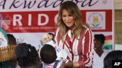 Melania Trump distribui ursinhos de pelúcia em Acra