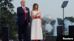 Predsednik Donald Tramp i prva dama Melanija Tramp slušaju himnu tokom proslave Dana nezavisnosti u američkoj prestonici Vašingtonu, 4. jul 2020. (Foto: Rojters/Carlos Barria)