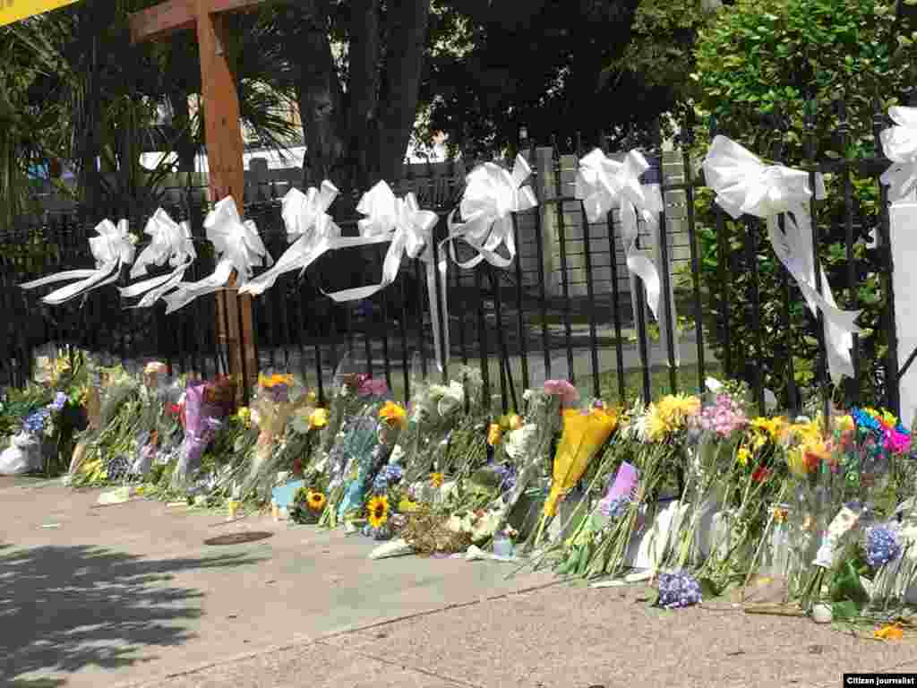 Flowers and ribbons at a memorial in Charleston, July 19, 2015 (Amanda Scott/VOA)