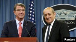 Wezîrê Berevanî yê Amerîka Ashton Carter û hevtayê wî yê Fransî Jean-Yves Le Drian, Pentagon, Washington, Tîrmeh 6, 2015.